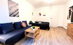 Great Life - Apartment Next To Metro Station